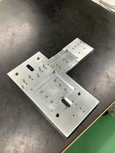 ＊土台　Ｓ45Ｃ　硬質ｸﾛﾑ　マグネット、ピン圧入　フライス・ワイヤー加工