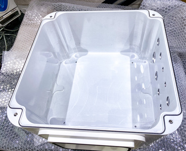 中型サイズ金属ブロック切削