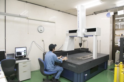 品質保証体制も整っています　三次元測定器（ミツトヨ CRYSTA-Apex S9166）　全長1600ミリまで測定可能