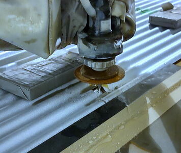 ガルバリウム鋼板任意位置角穴ウォータージェット切断加工　