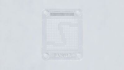 ひとつの製品の中に、穴（孔）・リブ・流路の微細加工を施したサンプル