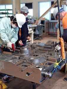 大型金型の基本と活用事例：1,300トンクラスが担う製品開発の現場