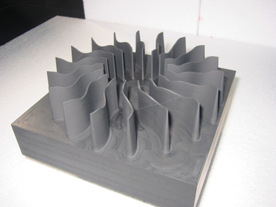 グラファイト電極の精度が決め手に：放電加工用部品の加工ノウハウ