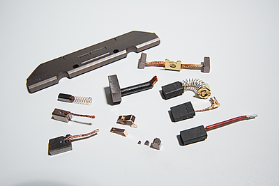 【材質ラインナップ】カーボンブラシ選定技術：用途別に最適性能を引き出す〔電気黒鉛質・金属黒鉛質〕