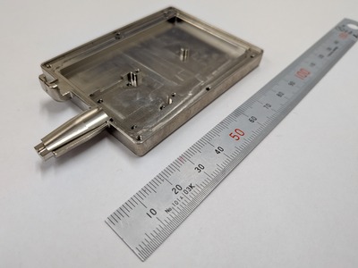 A5052をはじめとしたアルミのケース（筐体）を5面加工による切削加工で提供いたします