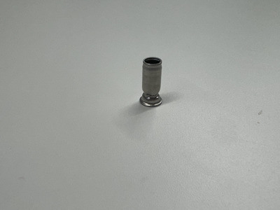 【高精度な小径・深絞り】順送プレス加工による鉄製支持金具