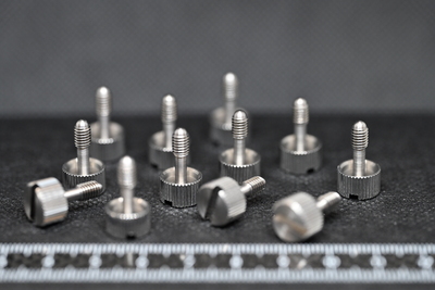 鉄SGD3（SS400）材のΦ10・調整ネジになります。