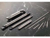 HRC60焼入れ鋼に直接穴あけ、小径工具、驚異の耐久性・精度、高硬度用