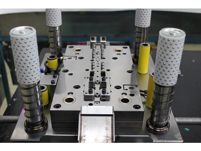 金属プレス：順送（15t～600t） 金型設計：順送型設計（自動車