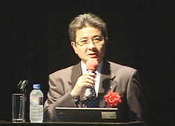 岡本硝子(株)　岡本社長