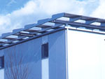 本体屋根の上は太陽電池、アルミパンチングメタルなどを組み合わせたダブルスキン構造