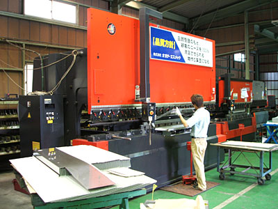 4mのNCベンダー(200ton)を導入 長尺曲げ加工に対応 - 株式会社 オガタ