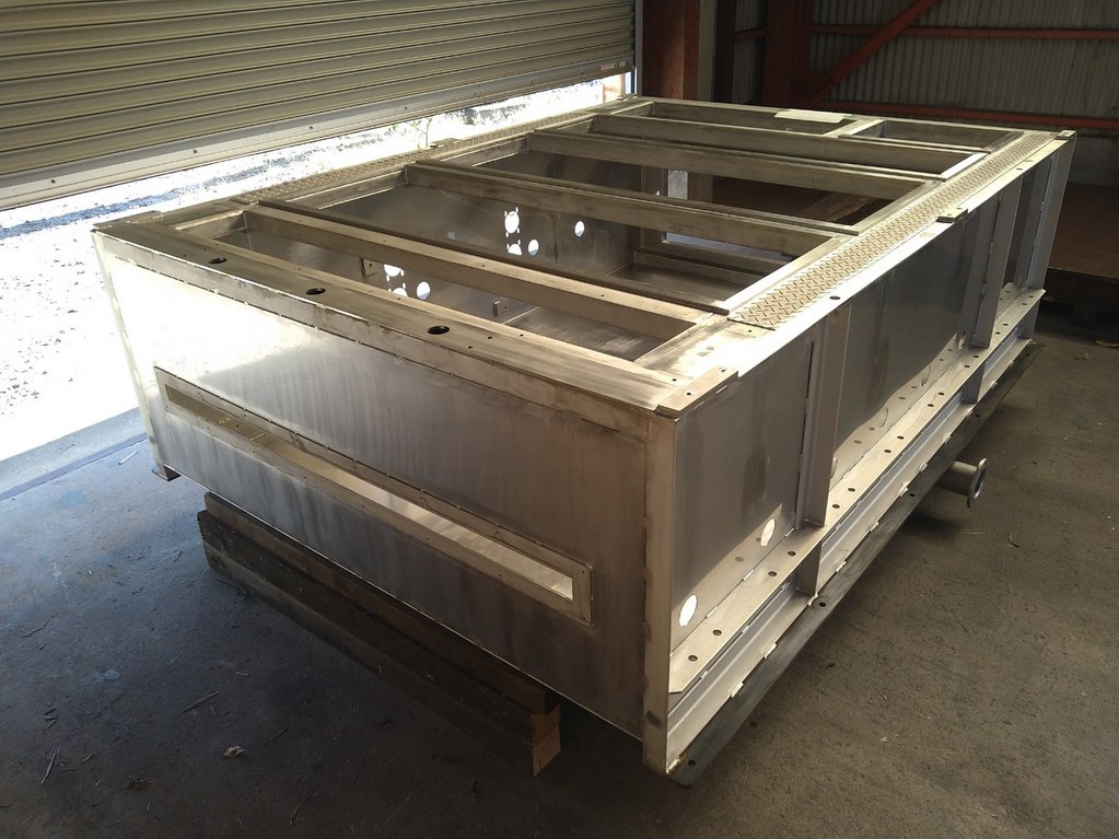 Sus材を3dﾊﾟｲﾌﾟﾚｰｻﾞｰと溶接で加工した 洗浄機槽 の事例です 太陽工業有限会社