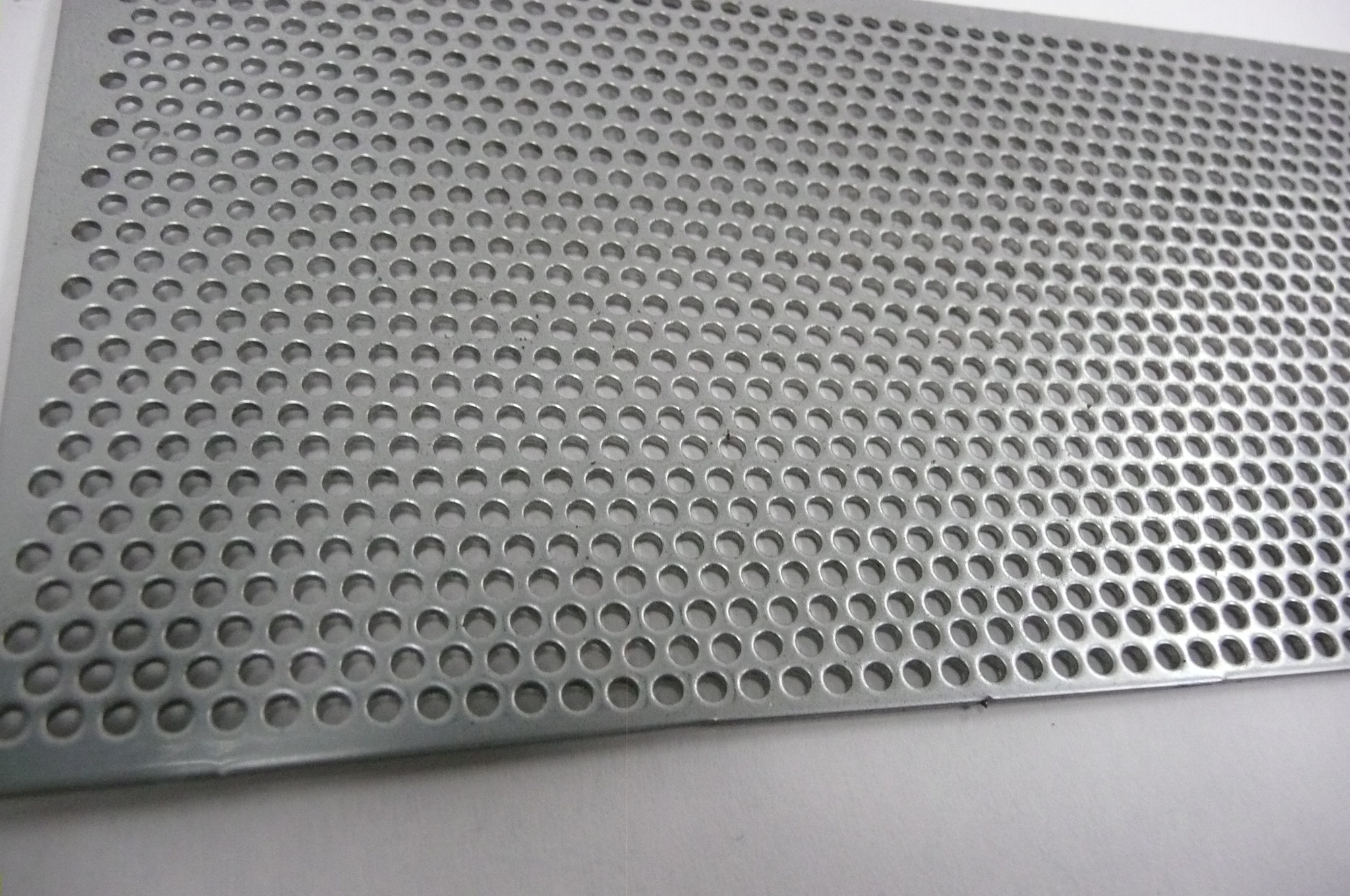 ステンレス（SUS304） 板厚1.0tでφ2～のパンチング - 有限会社 大二金属