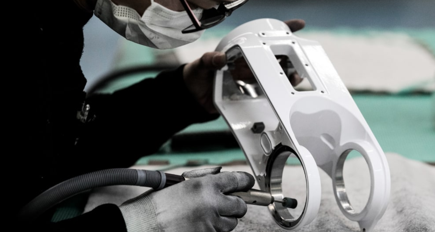 品質管理 Ledライトで全品検査 塗装後のバリ ムラの処理で美しい仕上がり 株式会社 キタムラ産業塗装 本社工場