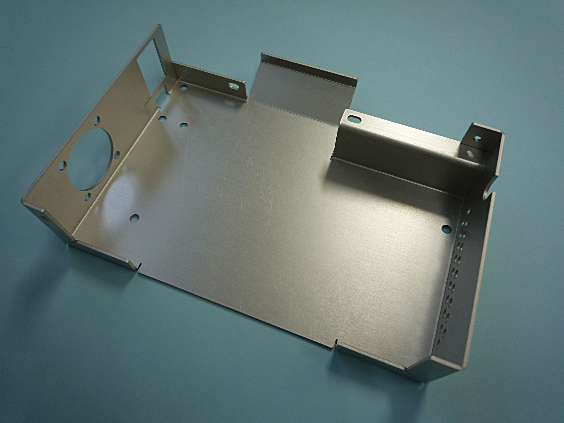 アルミ板 7x400x2015 (厚x幅x長さ㍉) 保護シート付 - 工具、DIY用品