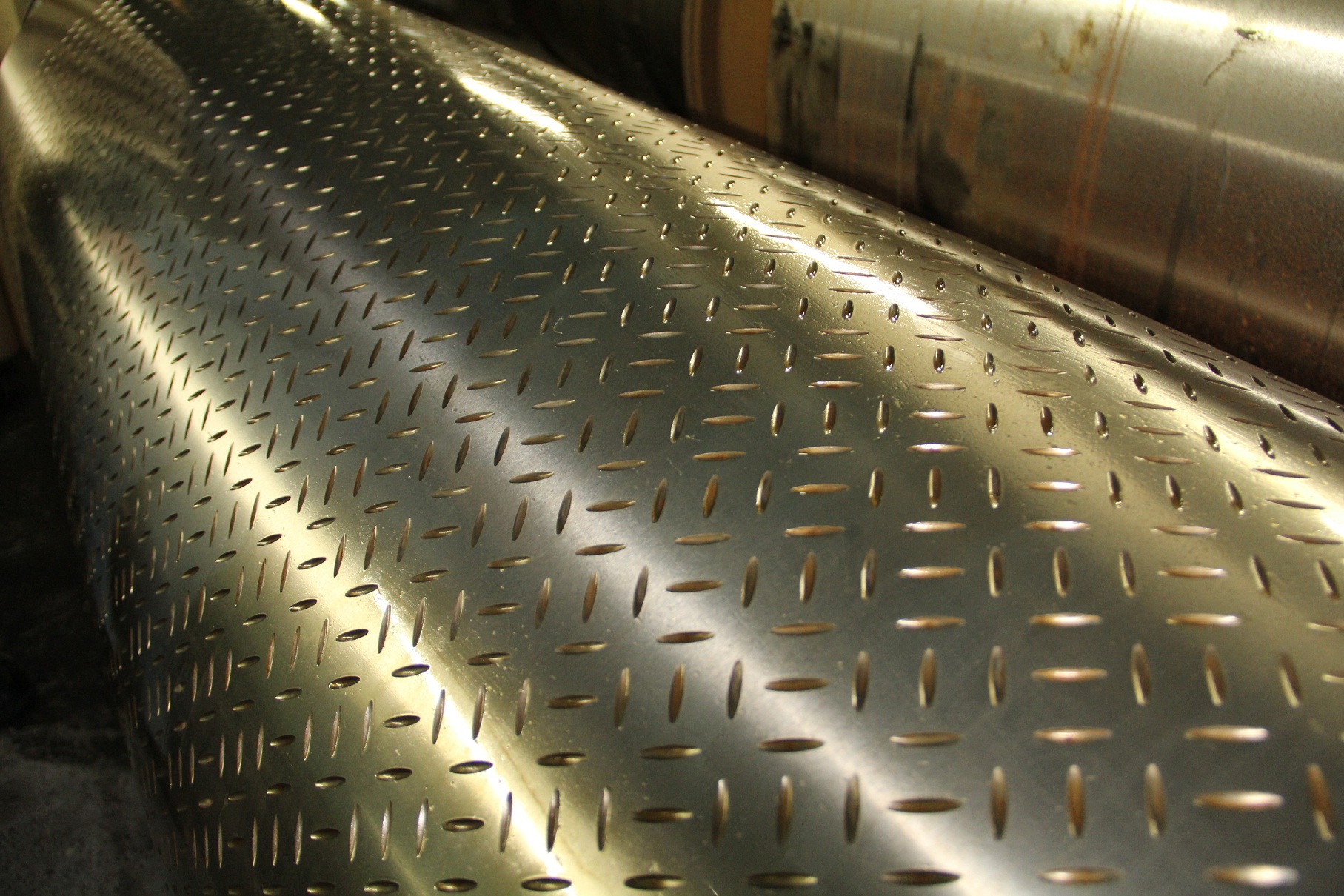 圧延ロール 縞板鋼板用溝入れ加工 株式会社 小出ロール鐵工所