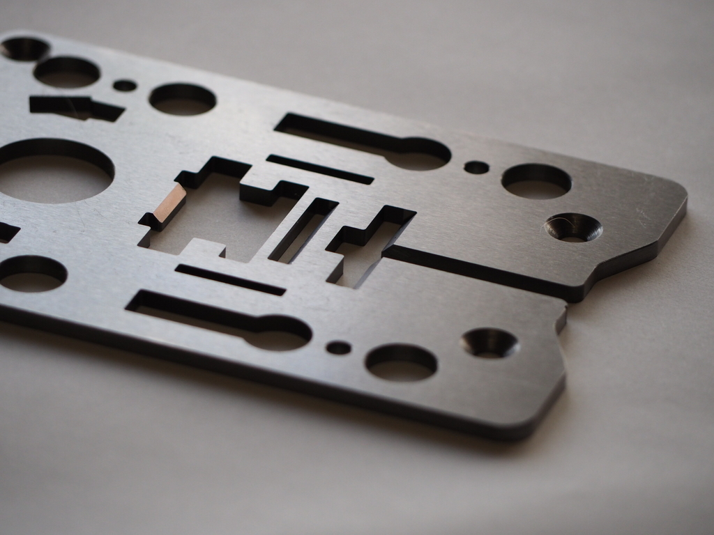 材質SUS304 板厚3ミリ薄物加工 ワイヤーカット放電 三次元形状