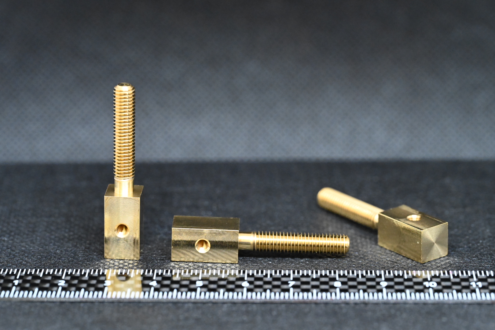 真鍮（C3604）材による四角形状（対辺8）・角端子になります。 - 株式